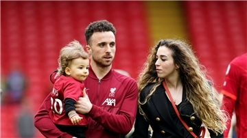 Diogo Jota und seine langjährige Partnerin Rute Cardoso im Jahr 2022 mit einem ihrer drei Kinder.