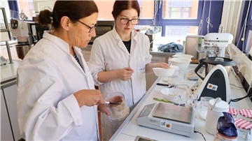 Dipl.-Ingenieurin Kirsten Buchecker (links) und Lisa Nitze arbeiten an zuckerreduzierten Bio-Lebensmitteln, die auch sensorisch überzeugen.