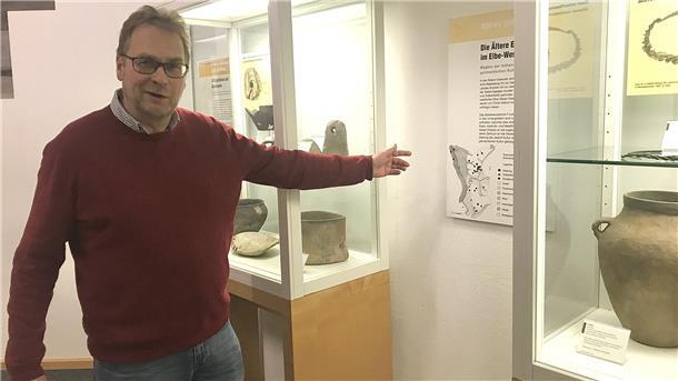 Ein Mann zeigt auf eine Schautafel.