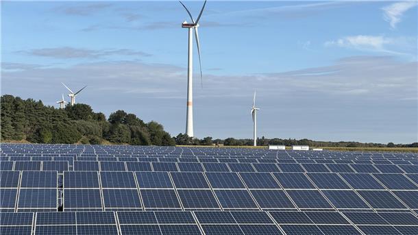 Solaranlagen stehen in Sichtweite von Windkraftanlagen