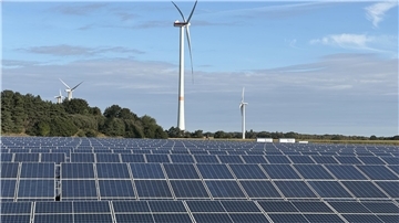 Solaranlagen stehen in Sichtweite von Windkraftanlagen