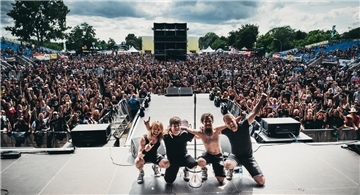 Direkt nach der Show: Pure Tonic vor begeistertem Publikum auf der Bühne des "Open R Festivals" in Uelzen.