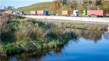 Direkt neben der Straße: Das renaturierte Bredenmoor.