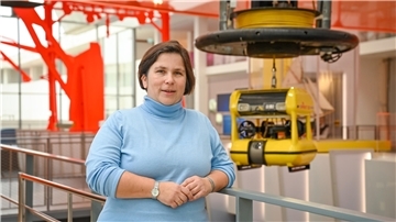 Direktorin Ruth Schilling zeigt die Ausstellung "Schiffswelten - der Ozean und wir".