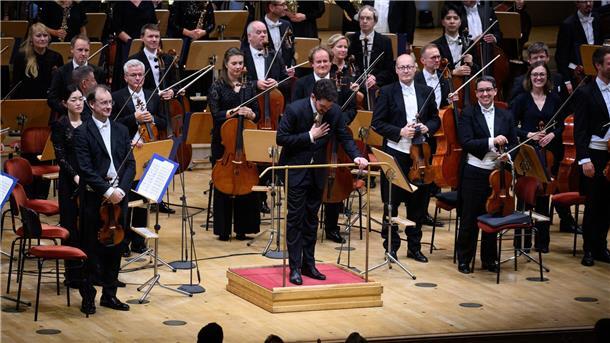 Nach Absage in Belgien: Dirigent Shani in Berlin gefeiert Dirigent Lahav Shani und die Münchner Philharmoniker werden in Berlin gefeiert.