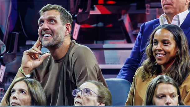 Dirk Nowitzki feuert Alexander Zverev beim Laver Cup an.