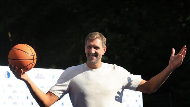 Dirk Nowitzki spielte mit den Kindern Basketball.