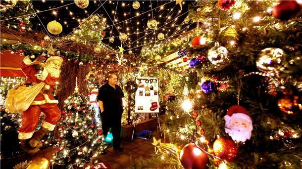 Dirk van Acken steht vor seinem festlichen, mit weit über 10.000 Lichtern dekorierten Weihnachtshaus.