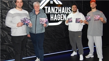 Disco-Time für Jugendliche von 12 bis 16 Jahren heißt es ab Freitag, 15. März: Christian Bösch und Martina Feldmann-Bienhoff von der Jugendpflege (von links) und die Inhaber des Hagener Tanzhauses, Moritz Beer und Feriz Sula, haben ein gemeinsames Projekt ins Leben gerufen.