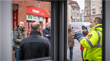 Diskussion über Situation am Platz um den Penny-Markt in der Hafenstraße - mit SPD-Parteichef Martin Günthner, SPD-Ortsverein, Kontaktpolizist und Bürgern.  Foto: Hartmann
