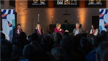 Diskussionsrunde in Erfurt mit Katrin Göring-Eckardt (r-l), Peter Frey, Moderatorin Gerlinde Sommer, Geschichtsdidaktikerin Kathrin Klausmeier und Franz-Josef Schlichting.