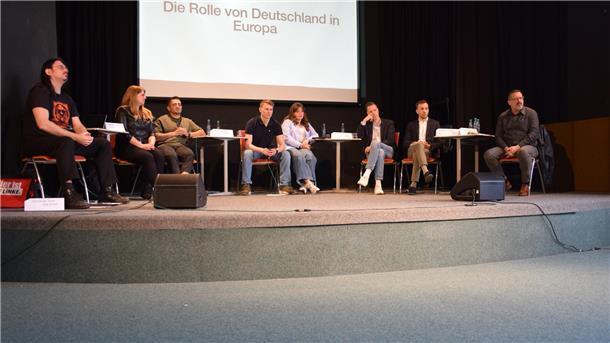Über diese Themen diskutieren Bundestagskandidaten mit Nordenhamer Gymnasiasten Diskutierten in der Aula mit den Gymnasiasten (von links): Christian Suhr (Linke), Christina-Johanne Schröder (Grüne), Hamza Atilgan (SPD), Jonathan Günther, Sanne Clapham (beide Schülervertreter), Christian Dürr (FDP), Bastian Alfons Ernst (CDU) und Kay Kanstein (AfD).