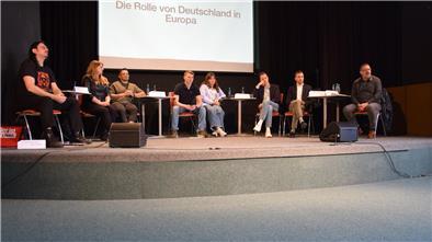 Über diese Themen diskutieren Bundestagskandidaten mit Nordenhamer Gymnasiasten Diskutierten in der Aula mit den Gymnasiasten (von links): Christian Suhr (Linke), Christina-Johanne Schröder (Grüne), Hamza Atilgan (SPD), Jonathan Günther, Sanne Clapham (beide Schülervertreter), Christian Dürr (FDP), Bastian Alfons Ernst (CDU) und Kay Kanstein (AfD).