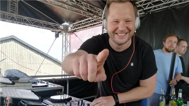 Frühtanz: So feiern die Menschen in Steinau und Lüdingwörth DJ Andre Nalin ist partyerprobt und heizt die Menschen in Lüdingworth ordentlich ein.
