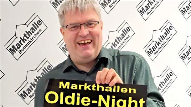 Mann hält Plakat