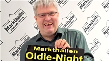 Mann hält Plakat