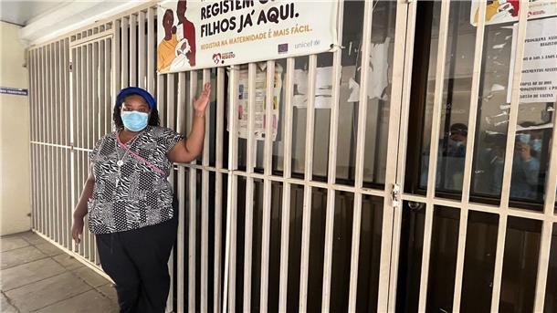 Millionen Afrikaner ohne Geburtsurkunde und legale Identität Djanina Baptista, leitende Gynäkologin des Cajueiro Krankenhauses, steht vor den verschlossenen Türen des Büros für Geburtenregistrierung. Neugeborene können nur zu bestimmten Zeiten registriert werden. Wer zu anderen Zeiten sein Kind entbindet, muss an einem anderen Tag wiederkommen.