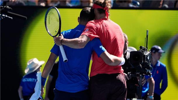 Djokovic und Zverev (r) nach der Aufgabe des angeschlagenen Serben.