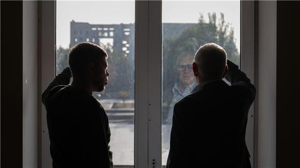 Deutschland: Weitere 200 Millionen für Ukraine-Wiederaufbau Dmytro Falko (l), Vorsitzender des Stadtrats von Mykolajiw, und Entwicklungsstaatssekretär Jochen Flasbarth (SPD) stehen zusammen im Rathaus.