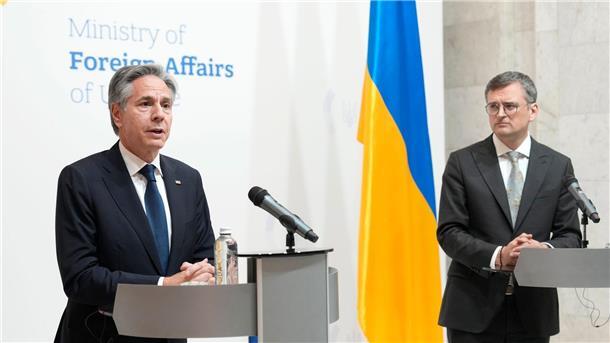 Dmytro Kuleba (r) und Antony Blinken geben eine gemeinsame Pressekonferenz.