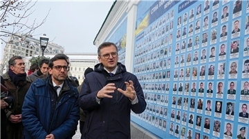 Dmytro Kuleba (r) und Stéphane Séjourné besuchen in Kiew die Gedenkmauer der gefallenen Soldaten der Ukraine.