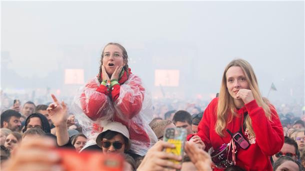 Technische Probleme beim Deichbrand-Auftritt: Tokio Hotel verlässt die Bühne Doch dann gibt es technische Probleme. Als die Band von der Bühne geht, sind viele Fans geschockt. Ist das jetzt das Ende der Show?
