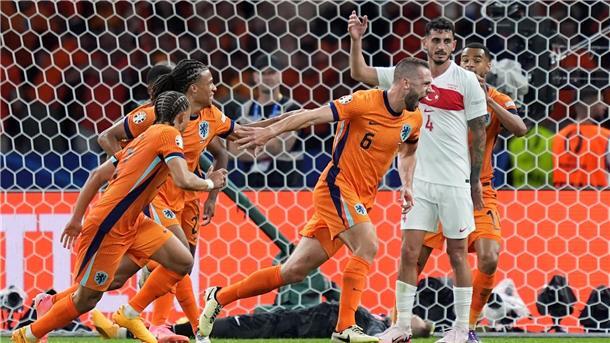 Doch der Niederländer Stefan de Vrij (M) traf zum 1:1-Ausgleich.