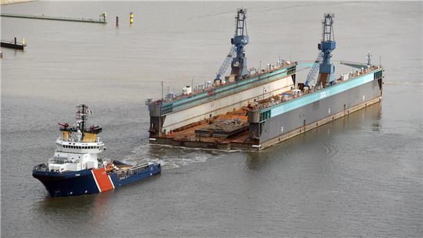 Überraschung: Schleppzug mit Dock V kehrt um - Kurs Columbuskaje Dock V befindet sich auf der Weser - am Haken von Hochseeschlepper „Titan“. Hier war noch alles in Ordnung.