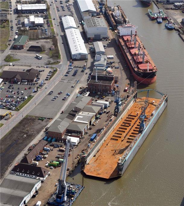 Überraschung: Schleppzug mit Dock V kehrt um - Kurs Columbuskaje Dock V - hier noch im Kaiserhafen I liegend - macht sich heute auf den Weg nach Jamaika.