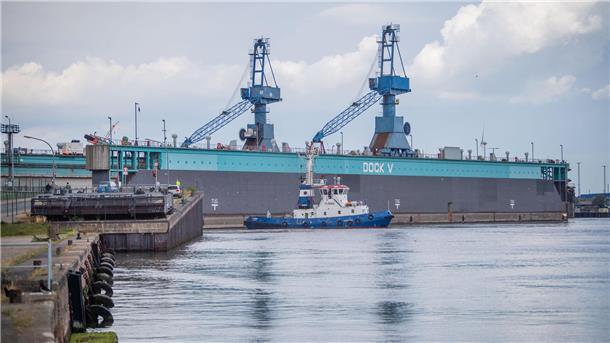 Überraschung: Schleppzug mit Dock V kehrt um - Kurs Columbuskaje Dock V nimmt Kurs auf die Kaiserschleuse.