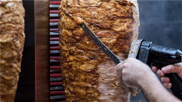 Döner gehört zu den beliebtesten Fastfood-Gerichten der Deutschen. Ein Bremerhavener Döner kommt in einem großen Ranking eines bekannten Youtubers nun unter die Top-3 deutschlandweit.
