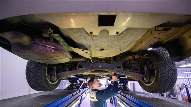 Hauptuntersuchung: Weniger Autos durchgefallen Dominik Müller, Sachverständiger vom TÜV-Nord, überprüft bei einer Hauptuntersuchung in Hannover einen PKW.
