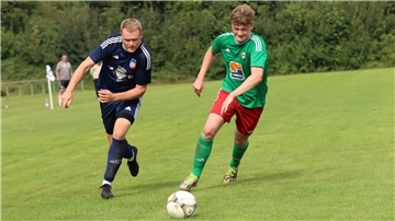 Dominik Rosenbrock (links) und seine Mitspieler bei der FSV Hesedorf/Nartum wollen im Liga-Heimspiel gegen Fintau den nächsten Sieg feiern.