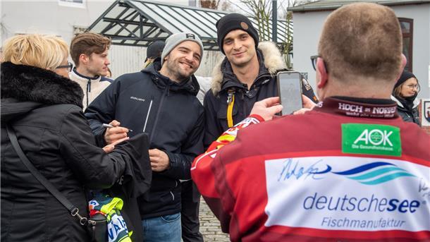 Dominik Uher (links) und Vladimir Eminger posieren für ein Foto.