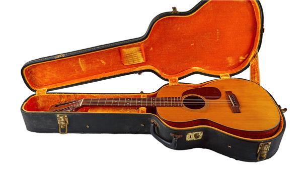 Don McLeans Akustikgitarre wurde zu einem stolzen Preis versteigert.