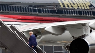 Donald Trump besteigt am Flughafen Newark sein Flugzeug, um nach Miami zu fliegen.