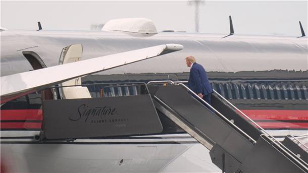 Anklage zu Wahlbetrug: Trump plädiert auf „nicht schuldig“ Donald Trump, ehemaliger Präsident der USA, geht an Bord seines Flugzeug am Newark Liberty International Airport.