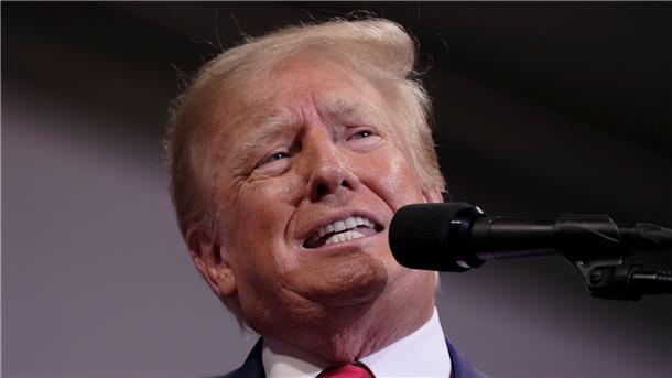 Donald Trump, ehemaliger Präsident der USA,  spricht bei einer Kundgebung.