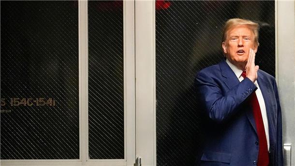Donald Trump ist in dem Schweigegeld-Verfahren unter anderem wegen Fälschung von Geschäftsunterlagen angeklagt.
