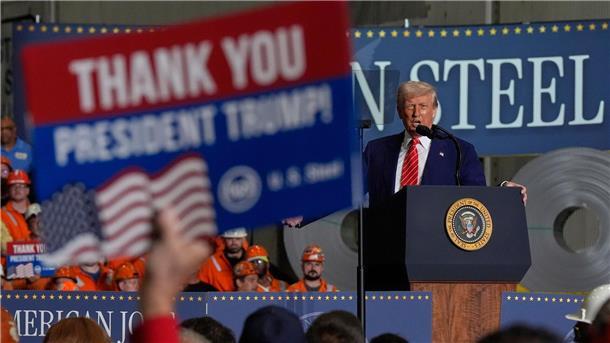 Donald Trump spricht im Werk von U.S. Steel Mon Valley Works-Irvin in West Mifflin, Pennsylvania.