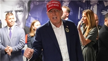 Donald Trump steht vor dem Sieg bei der US-Präsidentenwahl und der Rückkehr ins Weiße Haus. Der 78-jährige Republikaner erklärte sich bereits zum Wahlsieger, obwohl ihm noch wenige Stimmen von Wahlleuten fehlten.