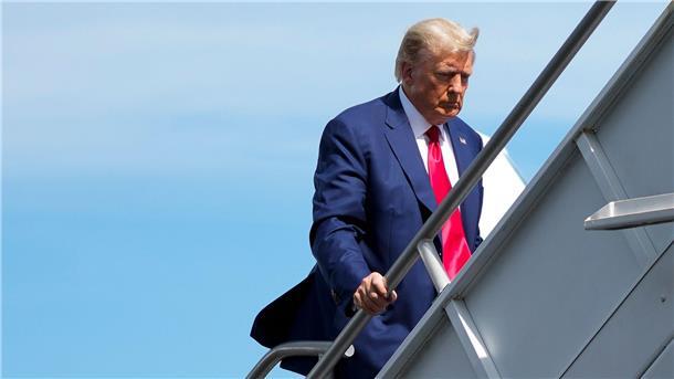 Abgeklärt oder ängstlich? Donald Trump auf der Anklagebank Donald Trump steigt nach dem Gerichtstermin am internationalen Flughafen von Miami in sein Privatflugzeug.