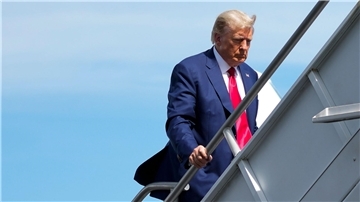 Donald Trump steigt nach dem Gerichtstermin am internationalen Flughafen von Miami in sein Privatflugzeug.