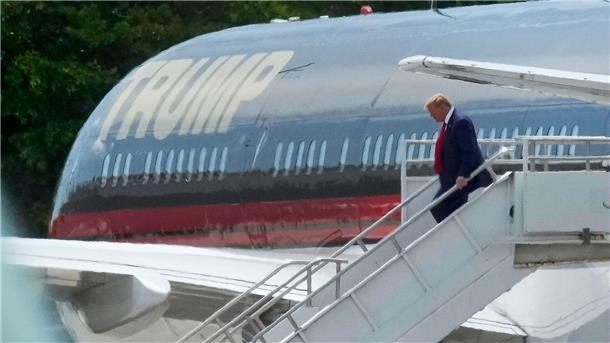 Historischer Auftritt Trumps vor Gericht in Miami Donald Trump verlässt am Miami International Airport sein Flugzeug. Nach der Anklage in der Affäre um geheime Regierungsdokumente gibt er sich kämpferisch.