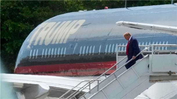 Donald Trump verlässt in Miami das Flugzeug.