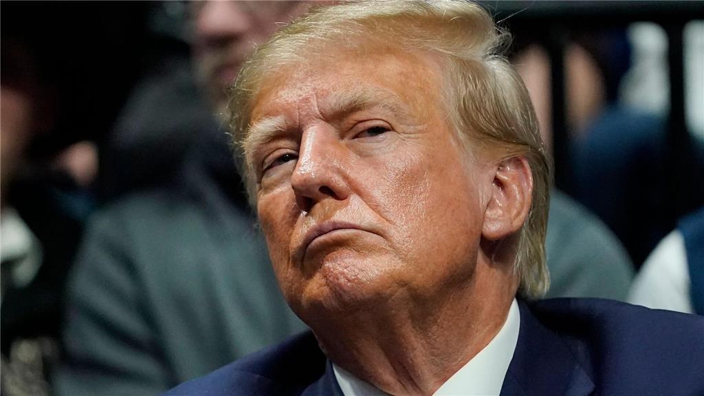 Geheimdokumente: Neue Vorwürfe gegen Trump Donald Trump werden insgesamt mehr als 35 Straftaten zur Last gelegt.