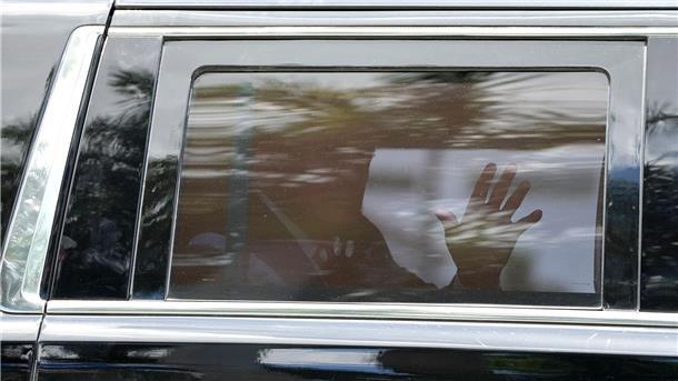 Historischer Auftritt Trumps vor Gericht in Miami Donald Trump winkt auf dem Weg zum Gericht aus dem Fenster seiner Limousine.