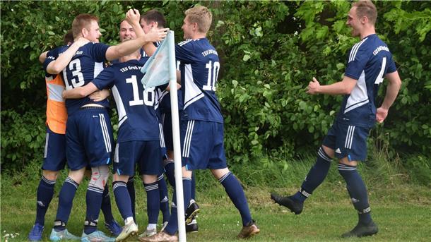 Doppeltorschütze Bjarne Brammerloh (Nummer 13) war der Matchwinner für den TSV Groß Meckelsen und wurde von seinen Mitspielern entsprechend gefeiert.