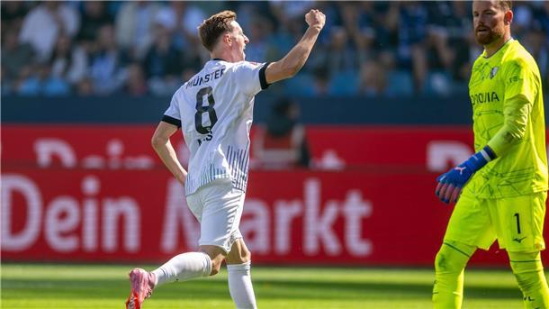 Doppeltorschütze Joshua Mees jubelt über seinen zweiten Treffer.