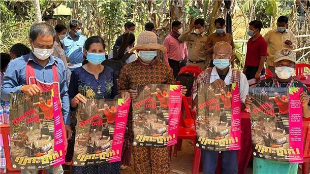 Kind in Kambodscha stirbt an Vogelgrippe Dorfbewohner in der östlichen Provinz Prey Veng mit Plakaten, die auf die Bedrohung durch das Vogelgrippen-Virus aufmerksam machen.